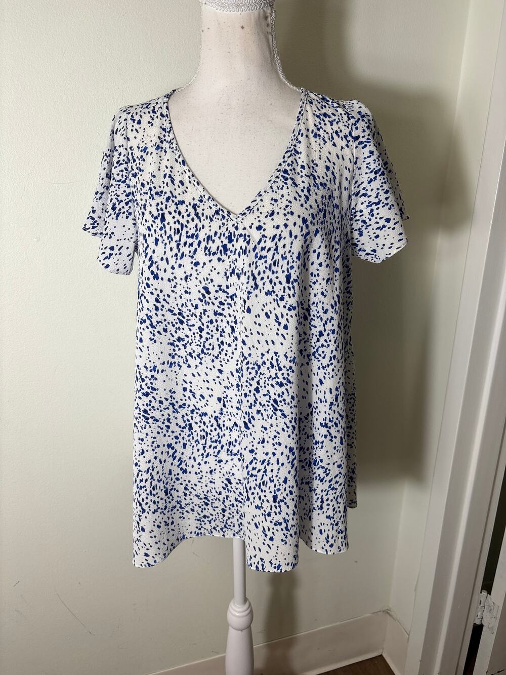 Buddy Love Blue and White Flutter Sleeve V-Neck Top Sz XS